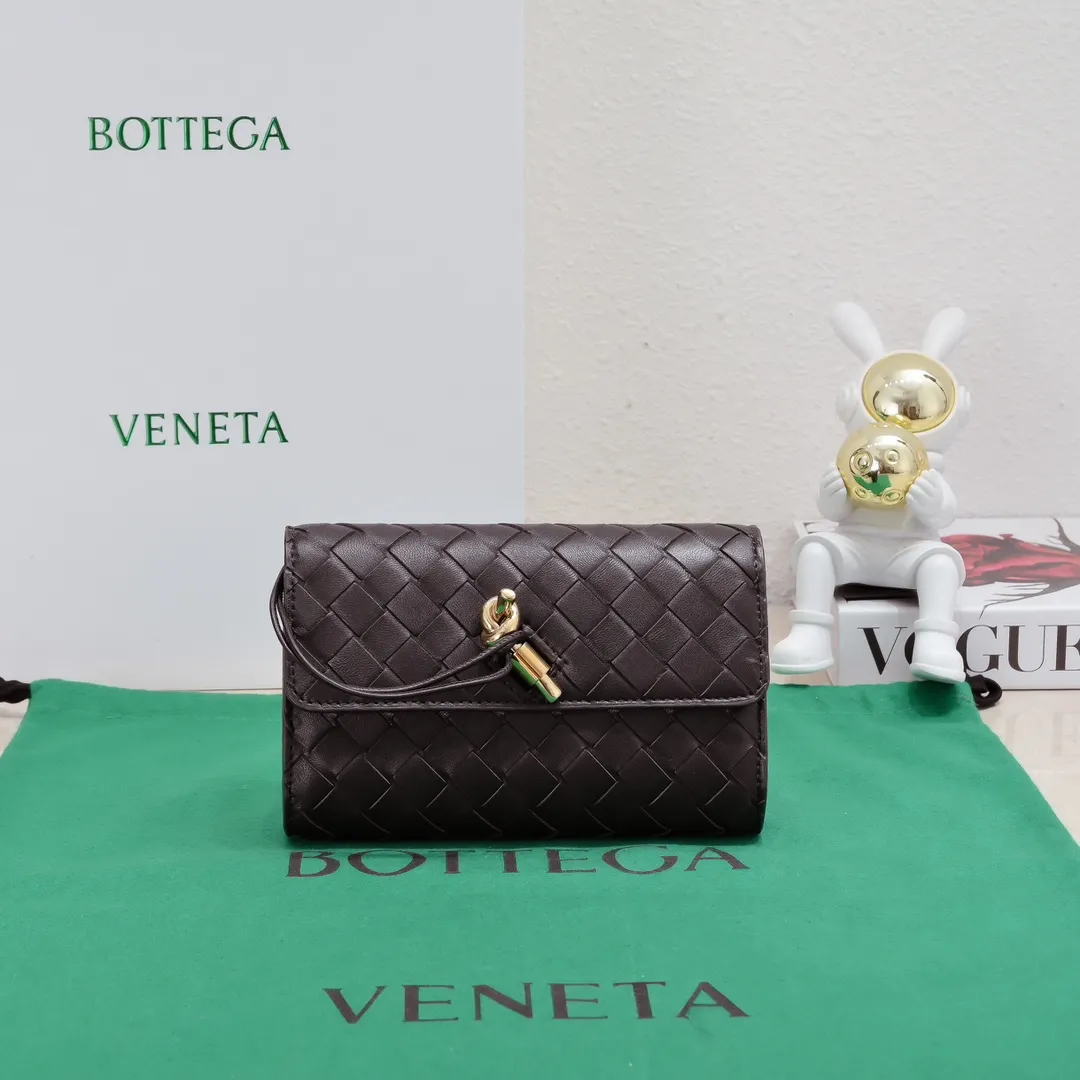 Batch 1160 BV Andiamo clutch wallet is super high-end🤎🤎How come the long clutch bag is so exquisite~ The braided style bag surface paired with all-copper hardware is really warm and high-end. The bag body is super light and can be grabbed easily! It can store a lot of small items and large mobile phones ~ very practical for daily use. Style number: 1504 Size: 19*11.5*3